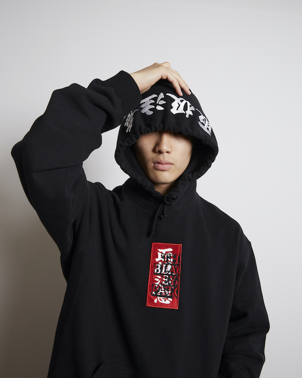 BLACK EYE PATCH HANDLE WITH CARE LABEL HOODIE 入荷 - BOOMERANG