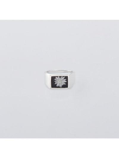 XOLOiVjXOR085 Signet with Black Flower Ring