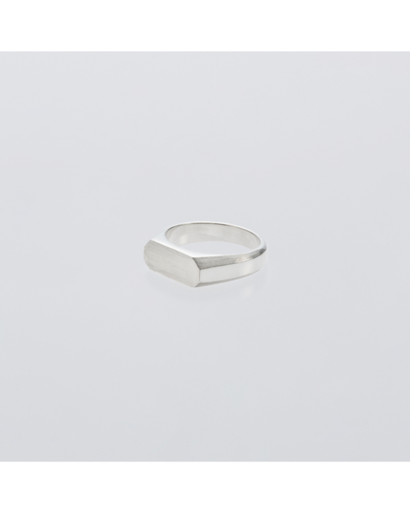 XOLOiVjXOR121  Signet Ring with Hair Line -Thick-